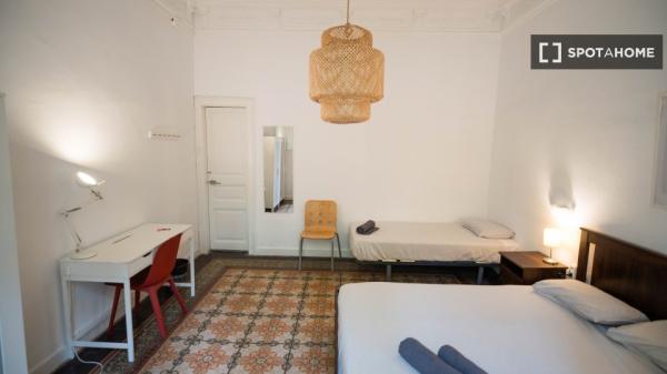 Room in shared 7-bedroom apartment in Eixample, BCN.
