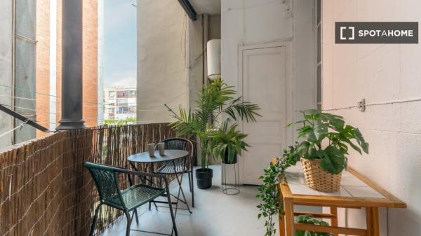Room in shared 7-bedroom apartment in Eixample, BCN.