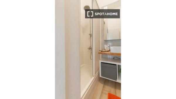 Room in shared 7-bedroom apartment in Eixample, BCN.