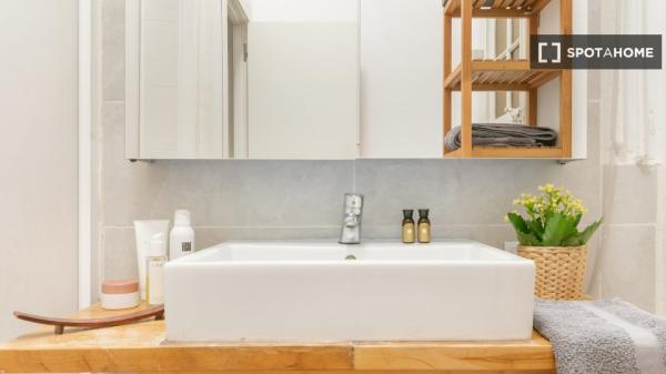 Room in shared 7-bedroom apartment in Eixample, BCN.