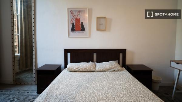 Room in shared 7-bedroom apartment in Eixample, BCN.
