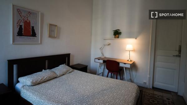 Room in shared 7-bedroom apartment in Eixample, BCN.
