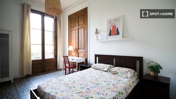 Room in shared 7-bedroom apartment in Eixample, BCN.