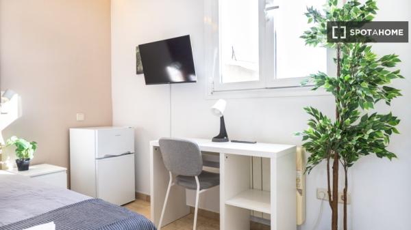 Chambre à louer dans un appartement partagé de 4 chambres à Numancia, Madrid