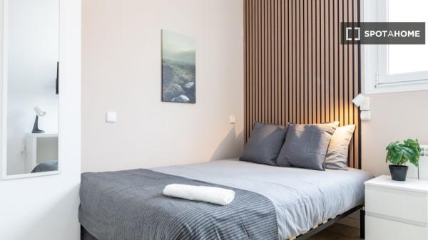 Chambre à louer dans un appartement partagé de 4 chambres à Numancia, Madrid