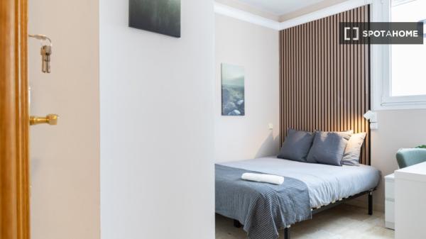 Chambre à louer dans un appartement partagé de 4 chambres à Numancia, Madrid