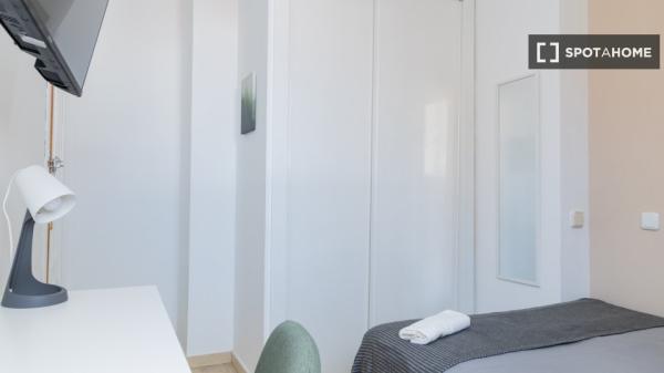 Chambre à louer dans un appartement partagé de 4 chambres à Numancia, Madrid