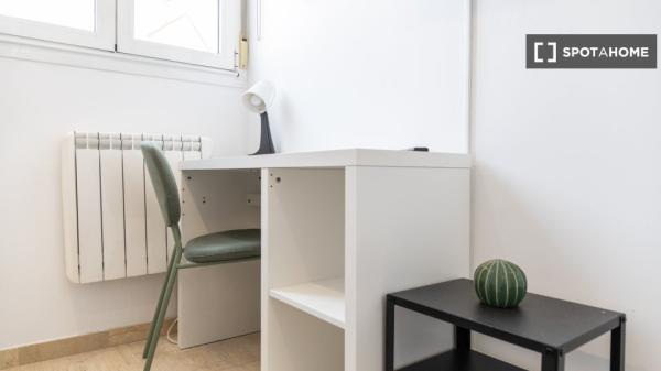 Chambre à louer dans un appartement partagé de 4 chambres à Numancia, Madrid