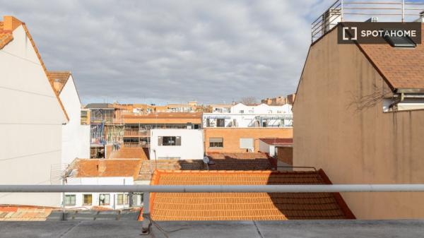 Chambre à louer dans un appartement partagé de 4 chambres à Numancia, Madrid