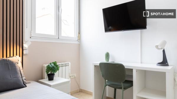 Chambre à louer dans un appartement partagé de 4 chambres à Numancia, Madrid