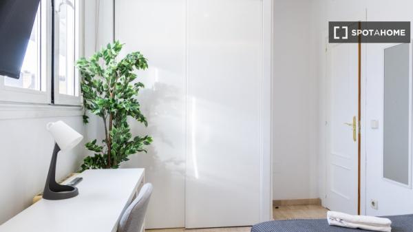 Chambre à louer dans un appartement partagé de 4 chambres à Numancia, Madrid