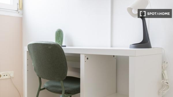 Chambre à louer dans un appartement partagé de 4 chambres à Numancia, Madrid