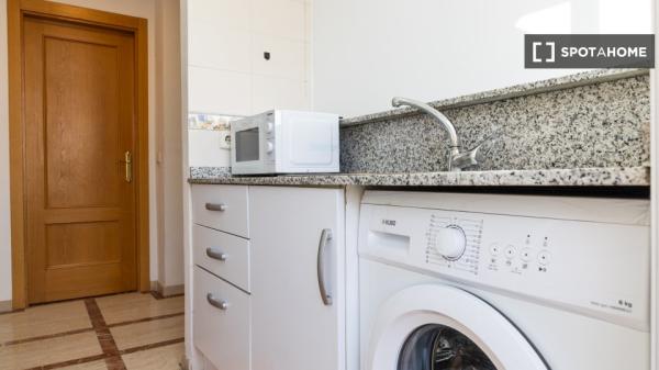 Chambre à louer dans un appartement partagé de 4 chambres à Numancia, Madrid