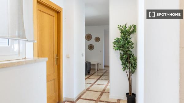 Chambre à louer dans un appartement partagé de 4 chambres à Numancia, Madrid