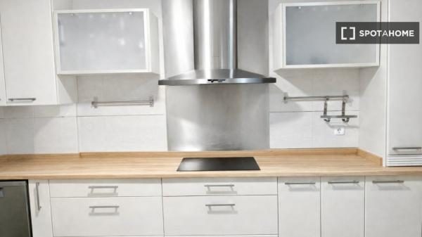 4-pokojowe mieszkanie do wynajęcia w Aravaca, Madryt