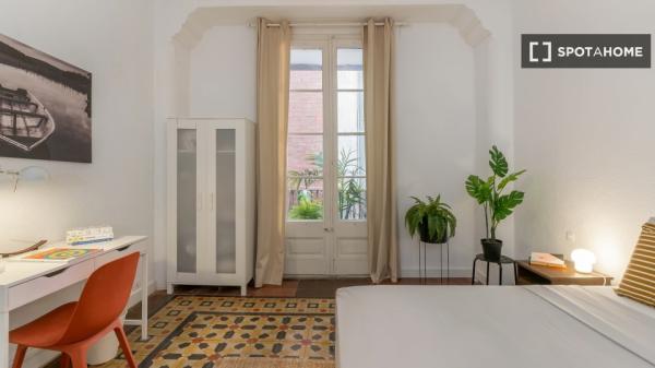 Room in shared 7-bedroom apartment in Eixample, BCN.
