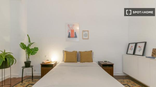 Room in shared 7-bedroom apartment in Eixample, BCN.
