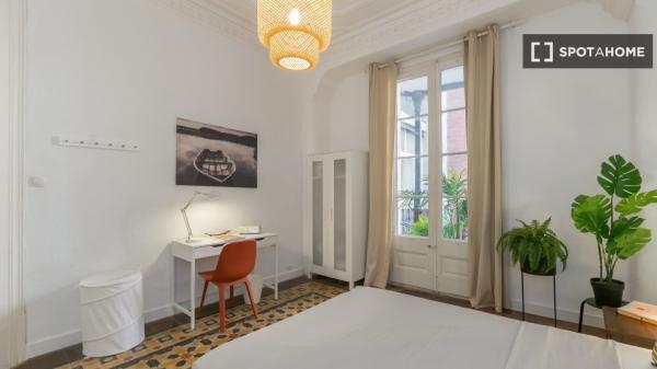 Room in shared 7-bedroom apartment in Eixample, BCN.