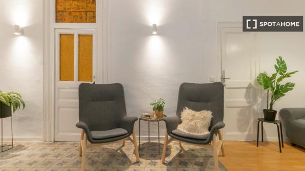 Room in shared 7-bedroom apartment in Eixample, BCN.