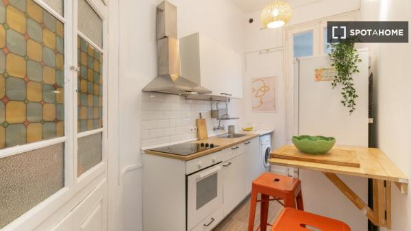 Room in shared 7-bedroom apartment in Eixample, BCN.