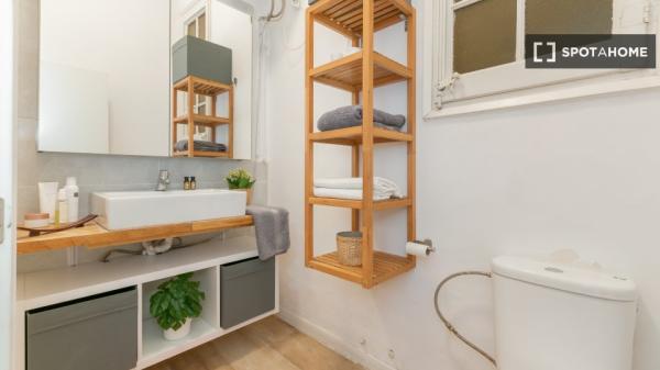 Room in shared 7-bedroom apartment in Eixample, BCN.