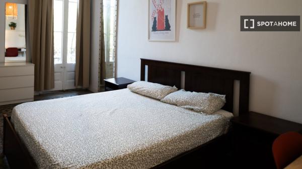 Room in shared 7-bedroom apartment in Eixample, BCN.