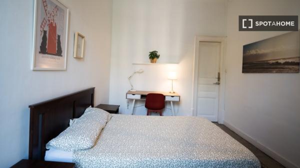 Room in shared 7-bedroom apartment in Eixample, BCN.