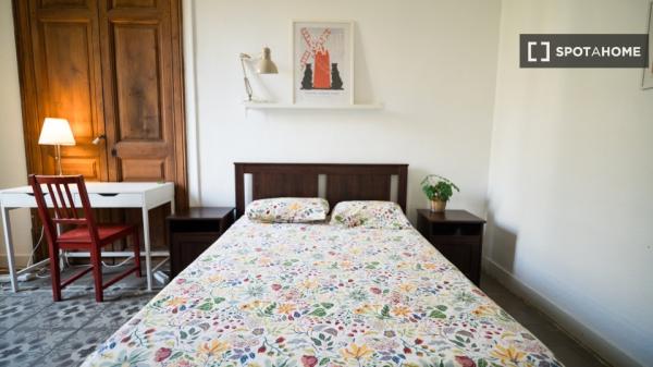 Room in shared 7-bedroom apartment in Eixample, BCN.