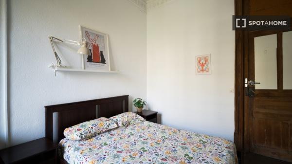 Room in shared 7-bedroom apartment in Eixample, BCN.