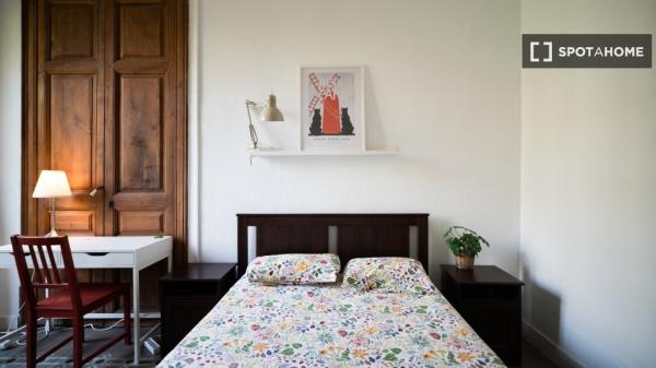 Room in shared 7-bedroom apartment in Eixample, BCN.