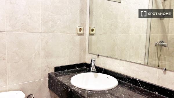 Habitación en piso compartido en madrid.