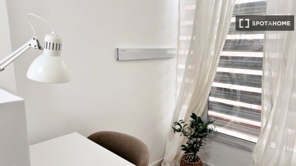 Habitación en piso compartido en madrid.