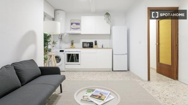 Chambre dans un appartement partagé de 4 chambres à louer à Alicante.