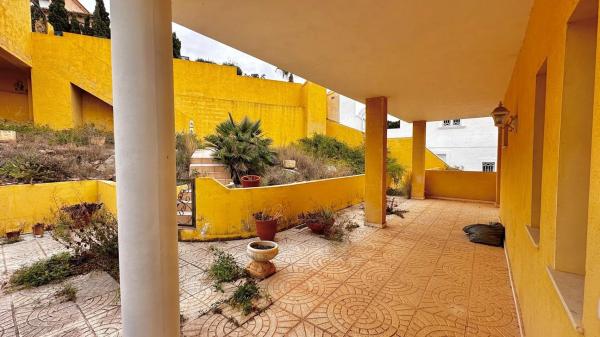 Casa independiente en avenida Europa