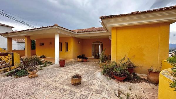 Casa independiente en avenida Europa