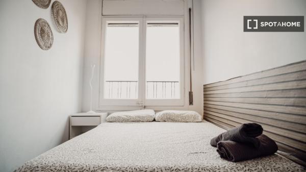 Habitación en piso de 6 habitaciones en alquiler en Sant Antoni, Barcelona