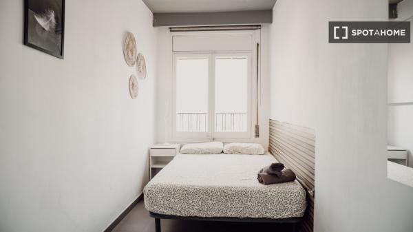 Habitación en piso de 6 habitaciones en alquiler en Sant Antoni, Barcelona
