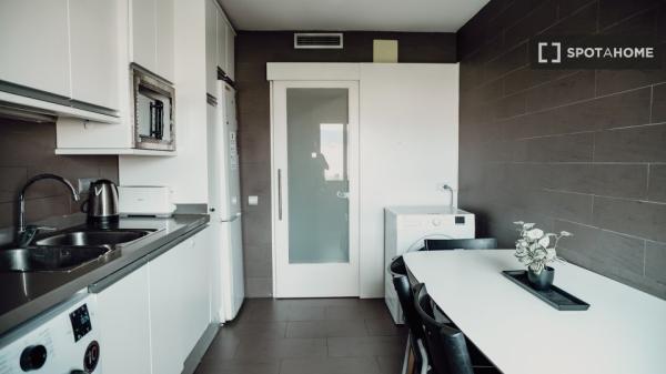 Habitación en piso de 6 habitaciones en alquiler en Sant Antoni, Barcelona