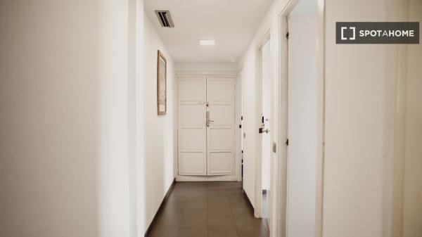 Habitación en piso de 6 habitaciones en alquiler en Sant Antoni, Barcelona