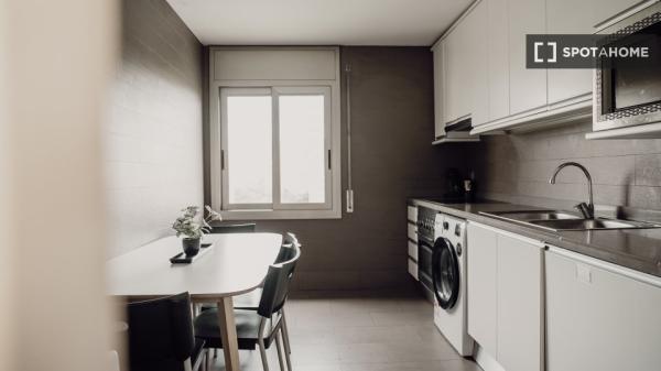 Habitación en piso de 6 habitaciones en alquiler en Sant Antoni, Barcelona