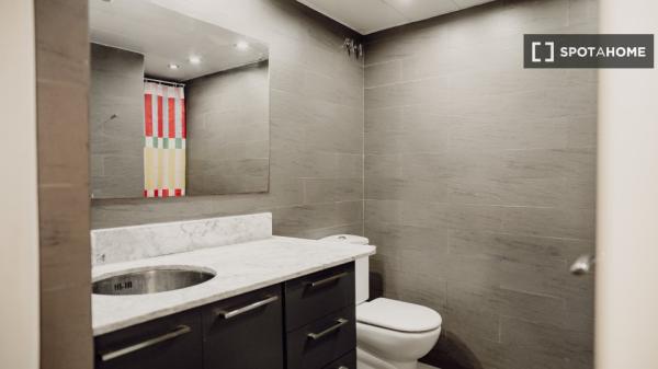 Habitación en piso de 6 habitaciones en alquiler en Sant Antoni, Barcelona