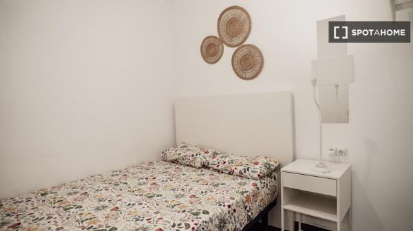 Habitación en piso de 6 habitaciones en alquiler en Sant Antoni, Barcelona