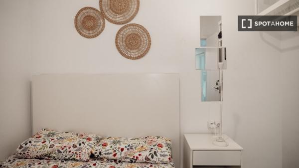 Habitación en piso de 6 habitaciones en alquiler en Sant Antoni, Barcelona