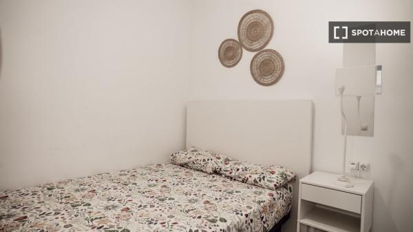 Habitación en piso de 6 habitaciones en alquiler en Sant Antoni, Barcelona