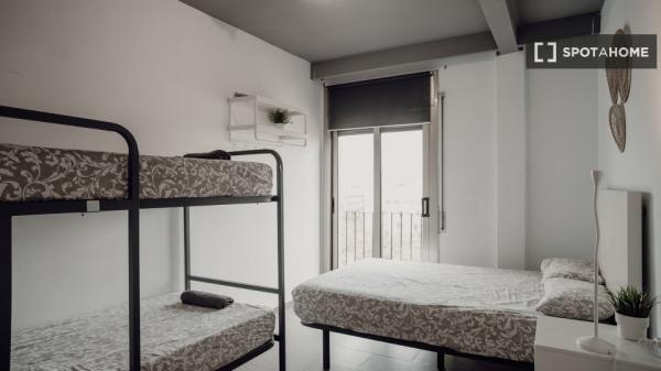 Habitación en piso de 6 habitaciones en alquiler en Sant Antoni, Barcelona