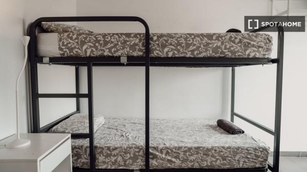 Habitación en piso de 6 habitaciones en alquiler en Sant Antoni, Barcelona