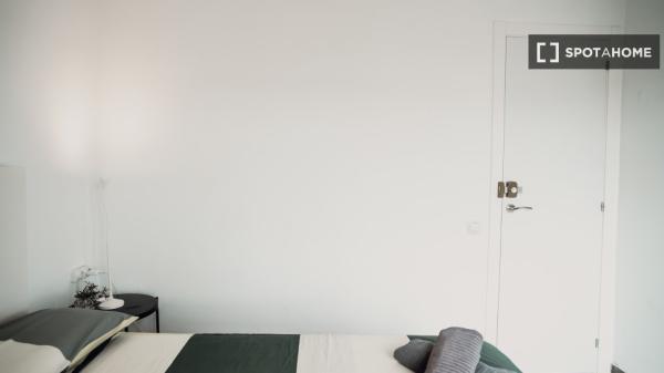 Habitación en piso de 6 habitaciones en alquiler en Sant Antoni, Barcelona