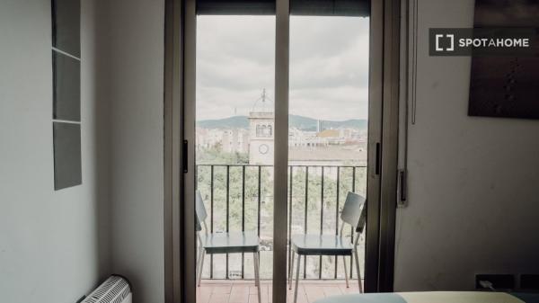 Habitación en piso de 6 habitaciones en alquiler en Sant Antoni, Barcelona
