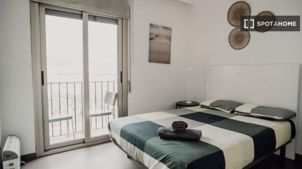 Habitación en piso de 6 habitaciones en alquiler en Sant Antoni, Barcelona