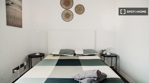 Habitación en piso de 6 habitaciones en alquiler en Sant Antoni, Barcelona